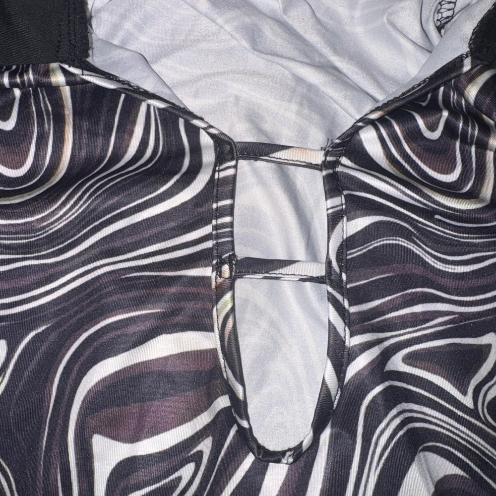 BLACK AND WHITE ABSTRACT TOP - Picture 3 of 4